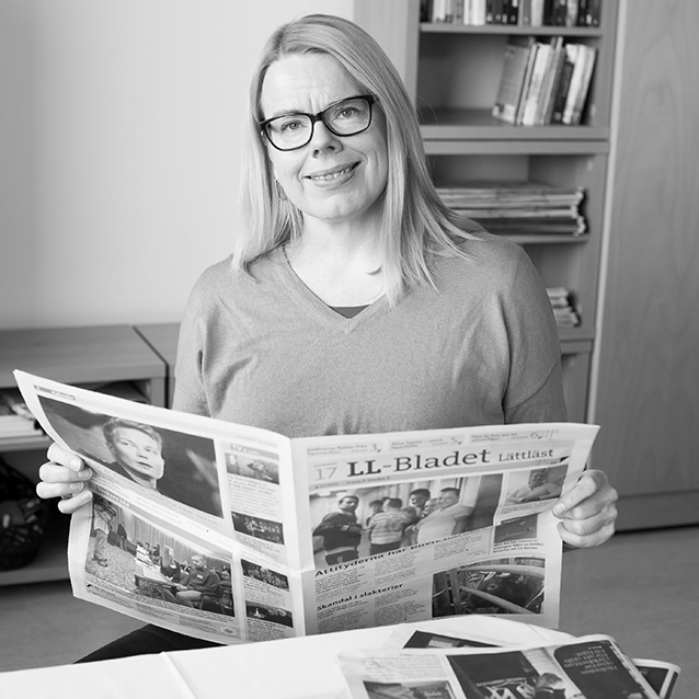 Maria som bläddrar i LL-Bladet