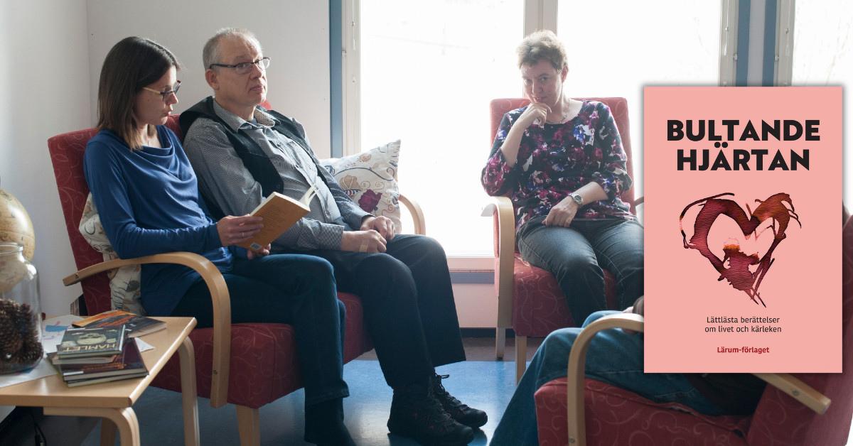 Fyra personer sitter i fåtöljer. En av dem läser högt för de andra. Man ser också den rosa boken Bultande hjärtan som har ett mörkrött hjärta på pärmen..