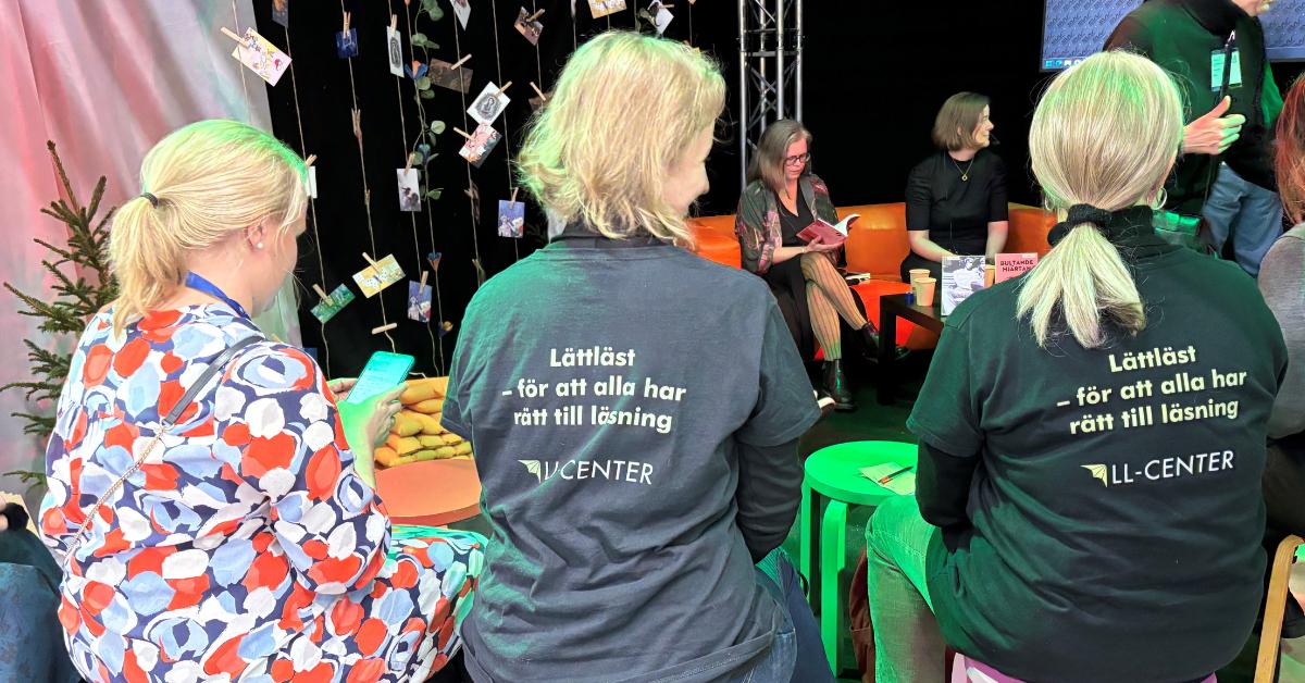 tre kvinnor följer med en diskussion på bokmässan. Två av dem har LL-Centers t-shirt där det står så här på ryggen: Lättläst, för att alla har rätt till läsning.